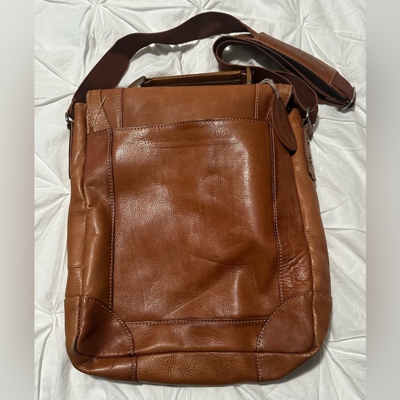 Wilsons Leather Vacqueta Single Lock Leather Tablet Bag - Picture 4 of 13